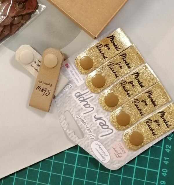 PERSONLIG TEKST - Tekstlapp Small (kneppes på) 5 eller 10 stk